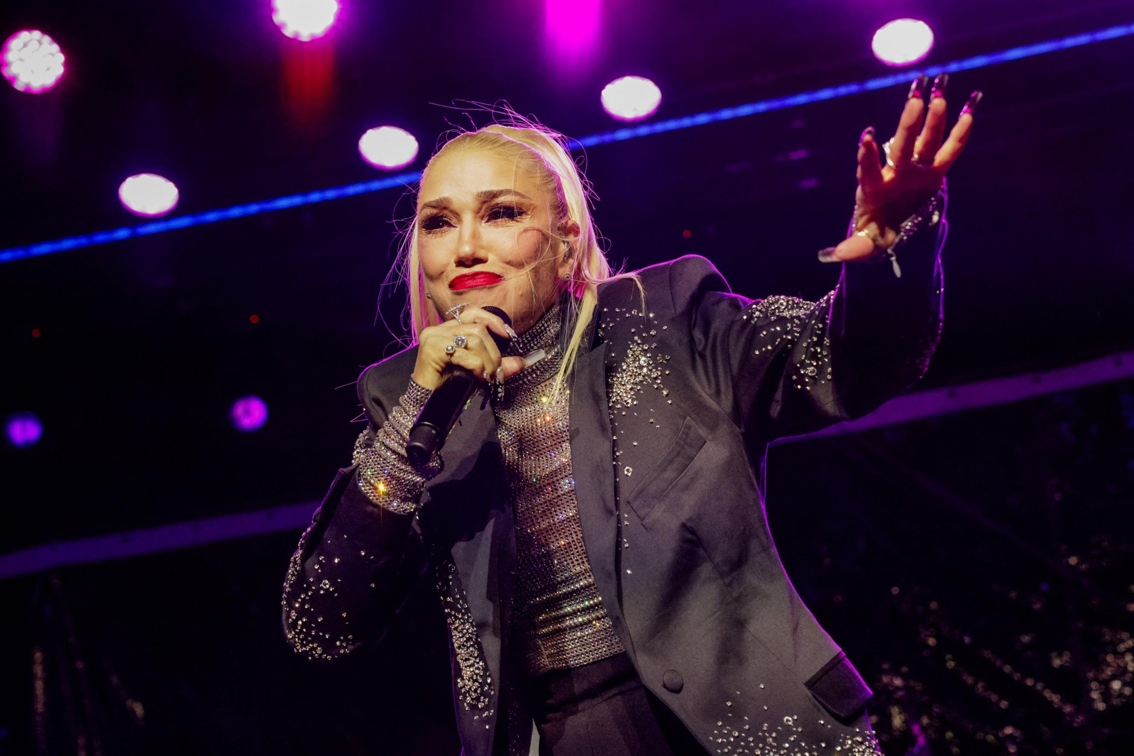 Gwen Stefani sings