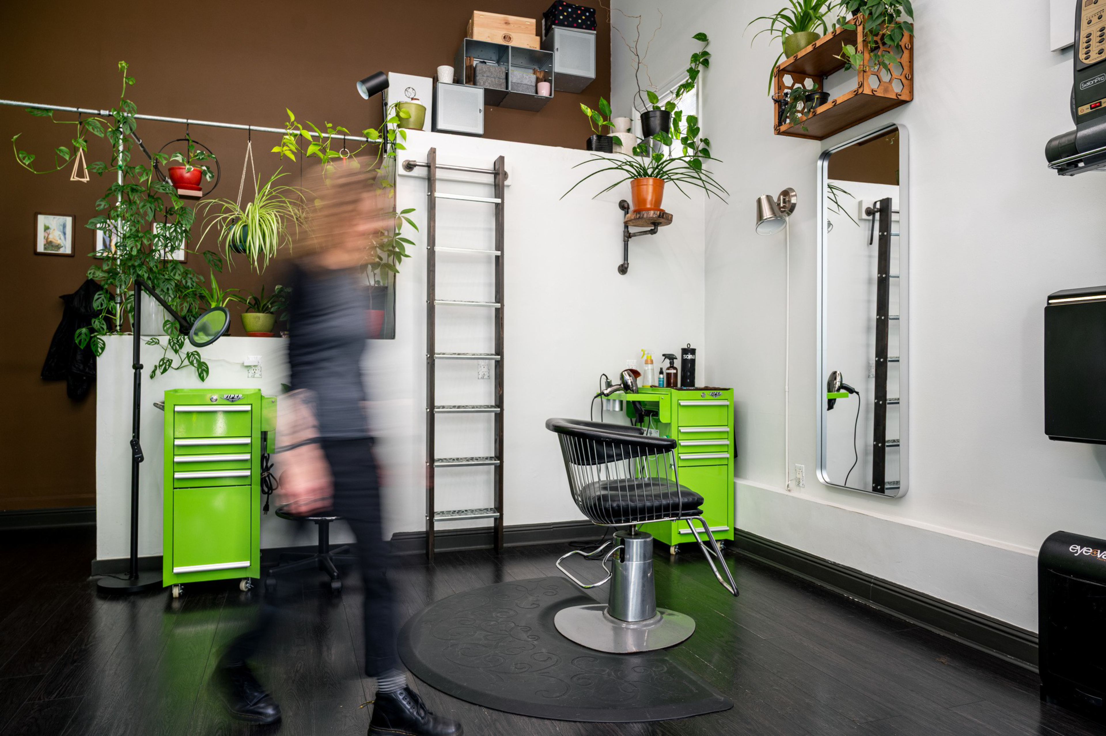 sfstandard.com - George Kelly - The San Francisco hairstylist who lives 500 miles from her own salon