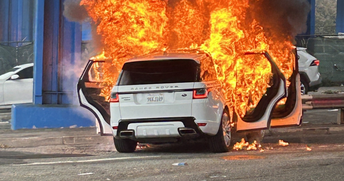 Video: SUV explodes at busy intersection, sending huge column of smoke ...