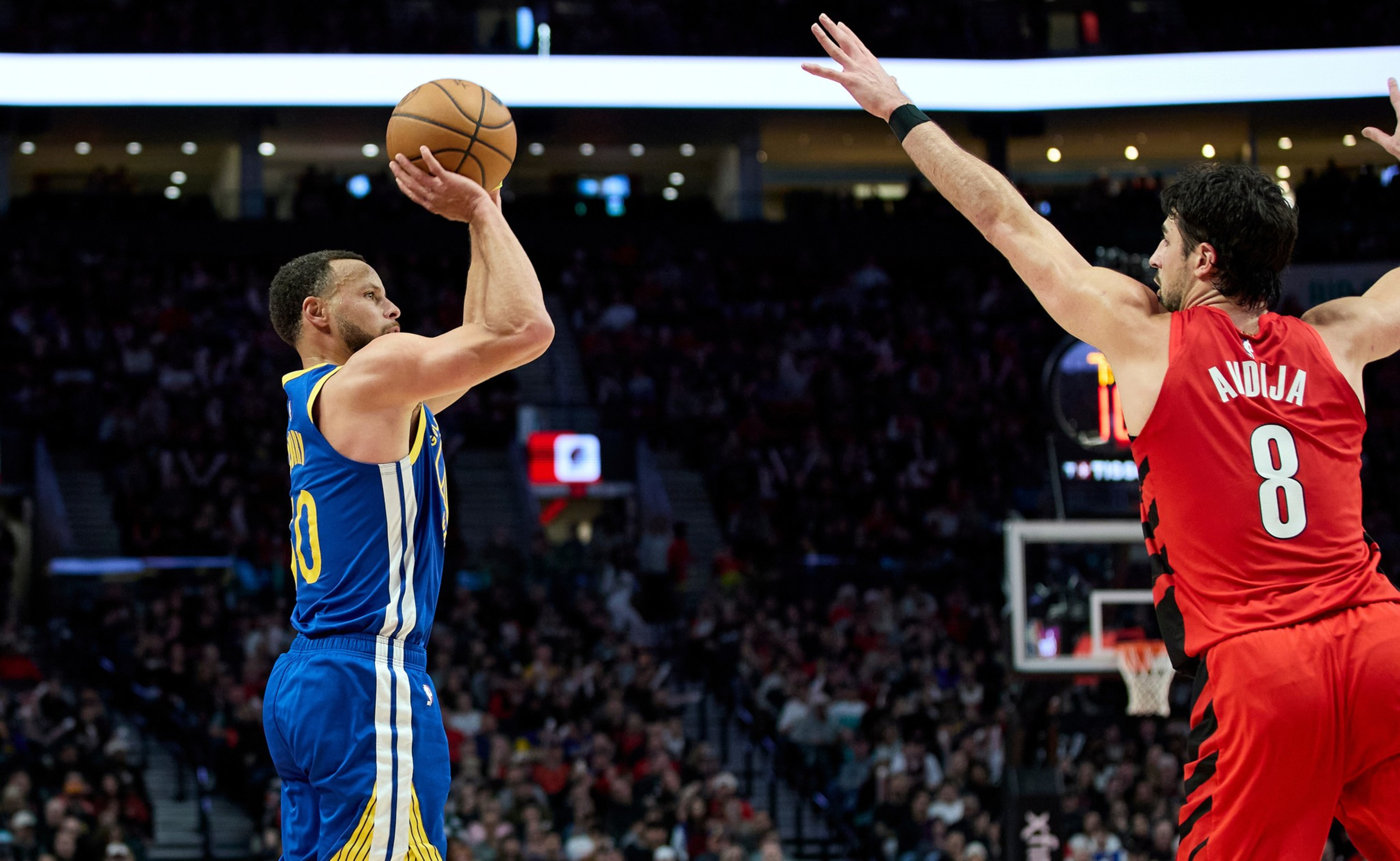 Steph Curry passes a record held by Michael Jordan, but the Warriors ...