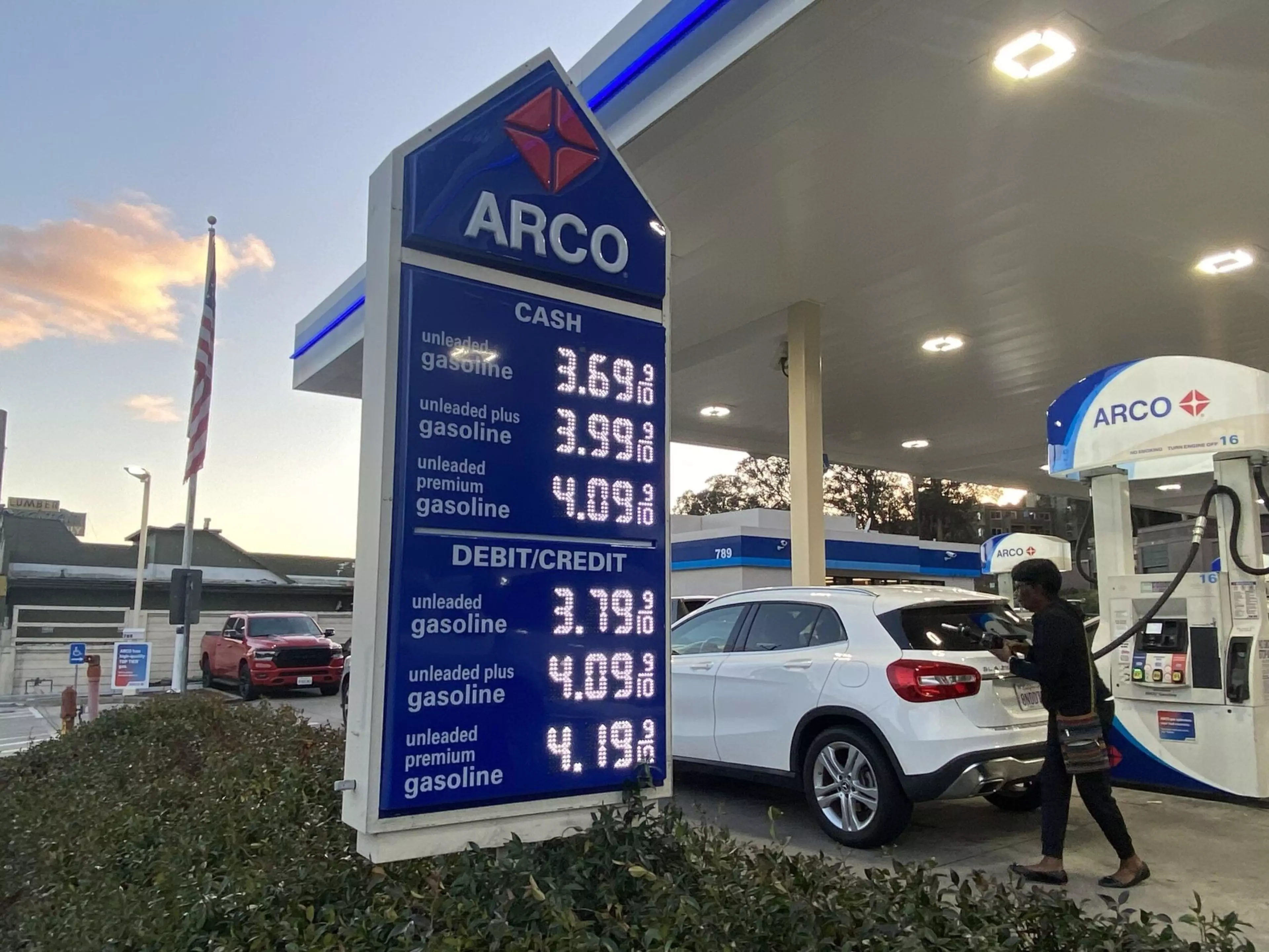 Gas prices dive to lowest levels of the year—some gallons even below $4