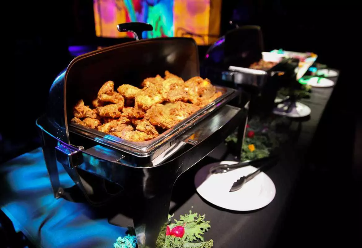 The $5 strip club buffet, famous for fried chicken, is back | The San  Francisco Standard