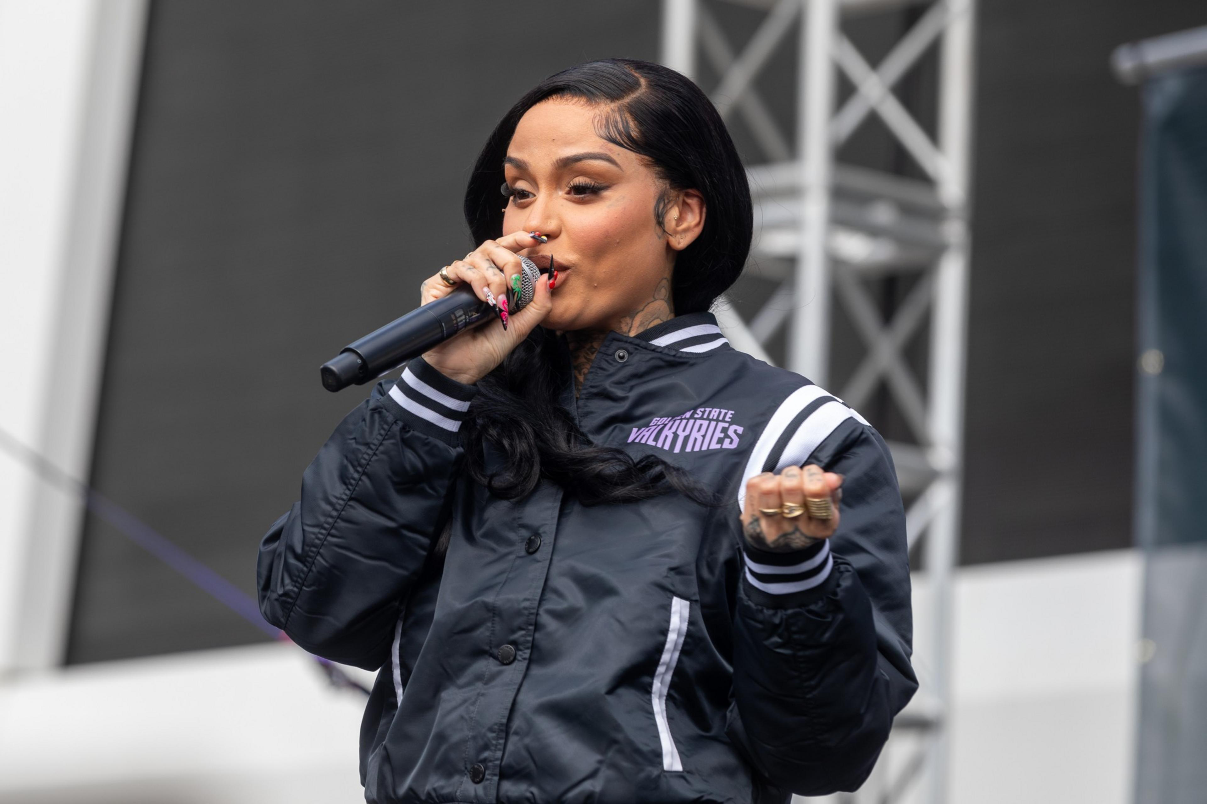 Kehlani performing