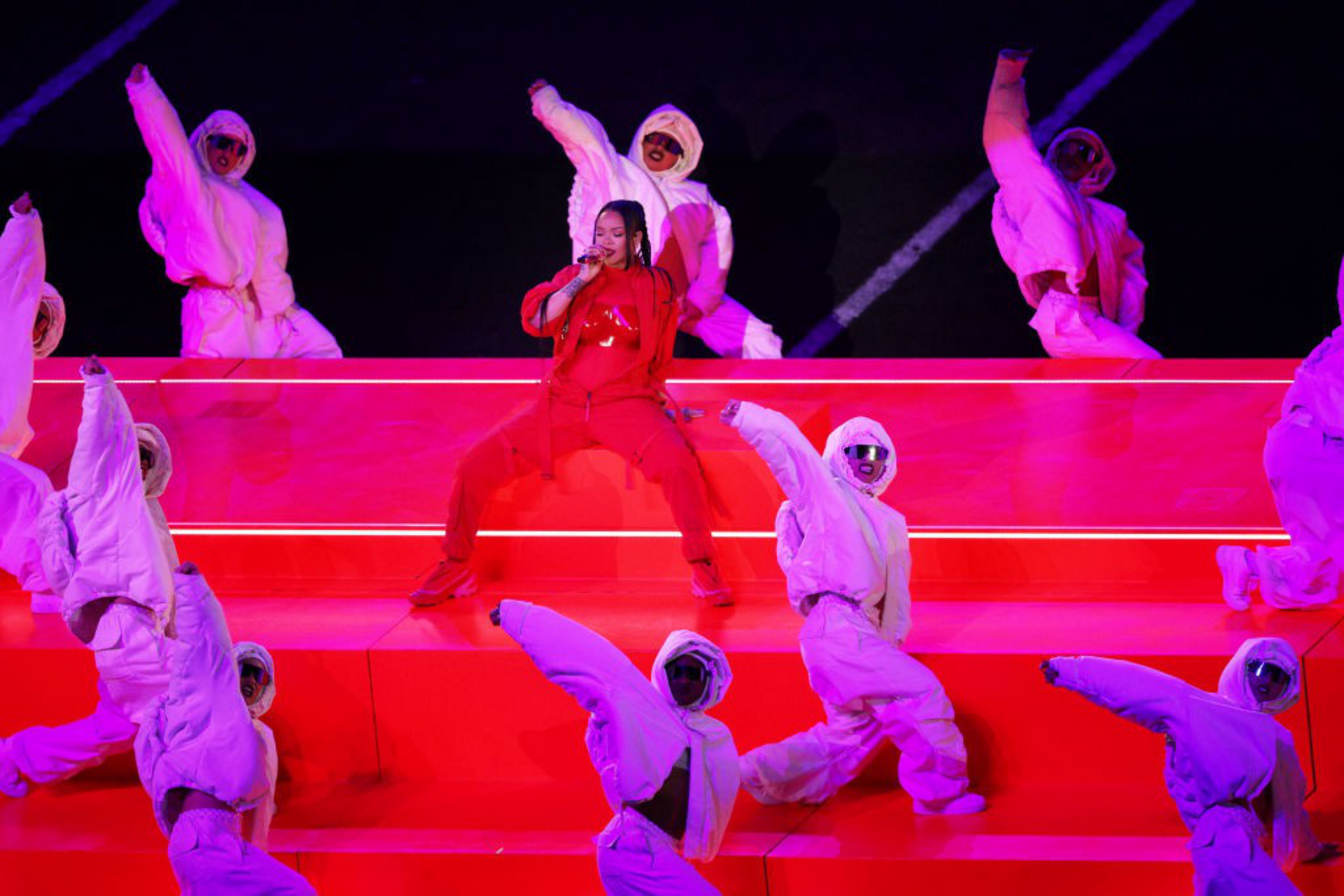 Rihanna triumphs at the Super Bowl XVII halftime show with a vertigo ...