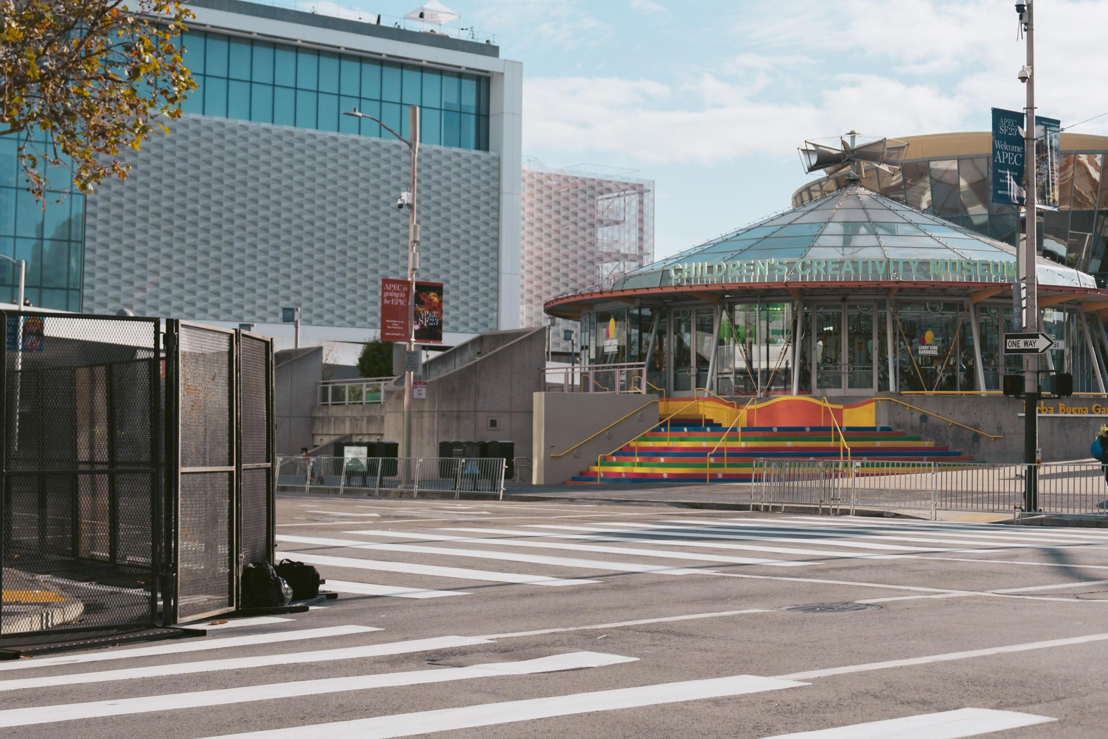An empty intersection on Howard at 4th Street by the Childrenâ€™s Creativity Museum and carousel.