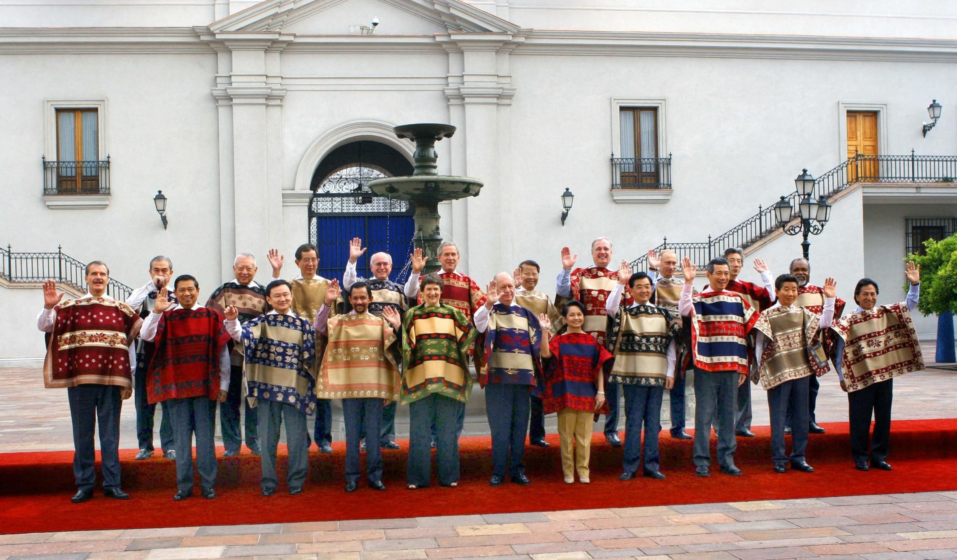 World leaders pose for a group photo while wearing traditional Chilean clothing.