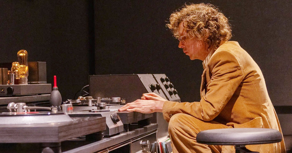 Beck drops by SFMOMA’s audio temple, plays 3-hour vinyl set