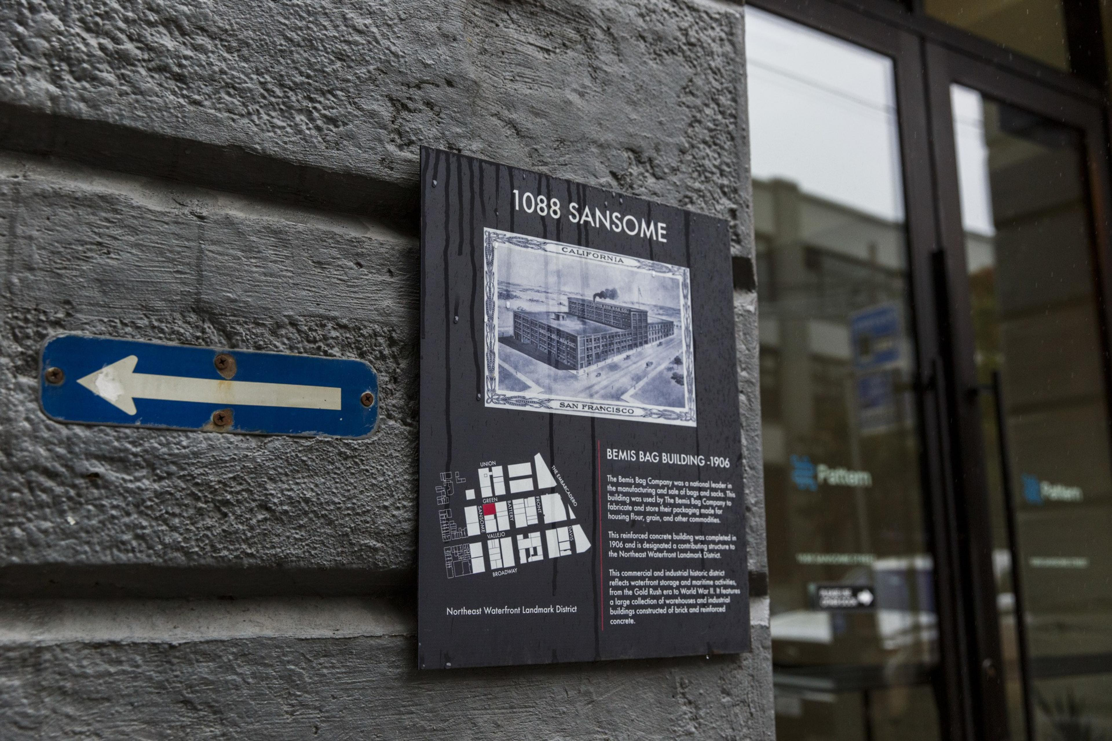 A plaque contains historical info about the 1906 Bemis Bag Building in San Francisco. 