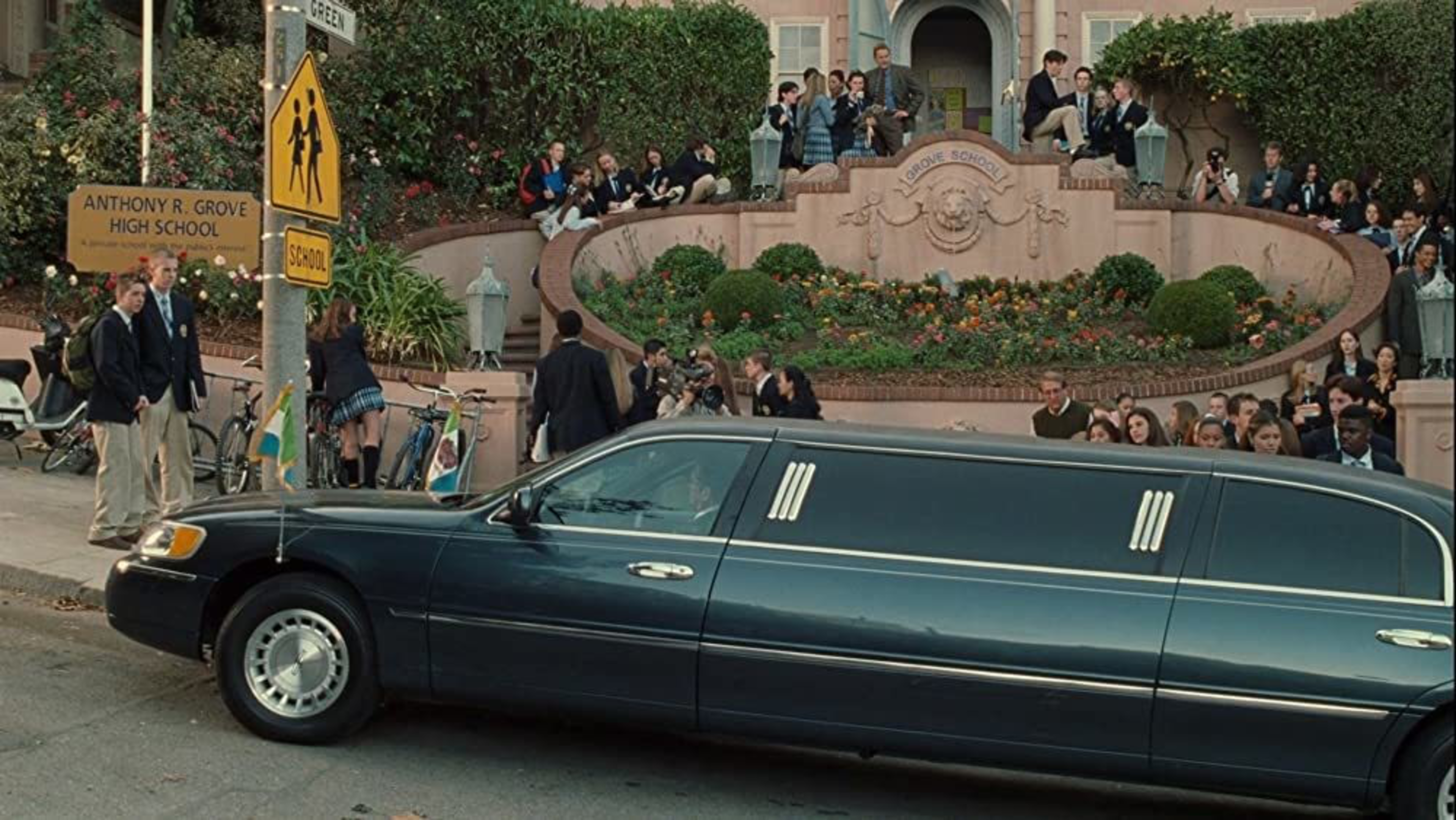 A still from The Princess Diaries showing a limousine in front of a stately building.