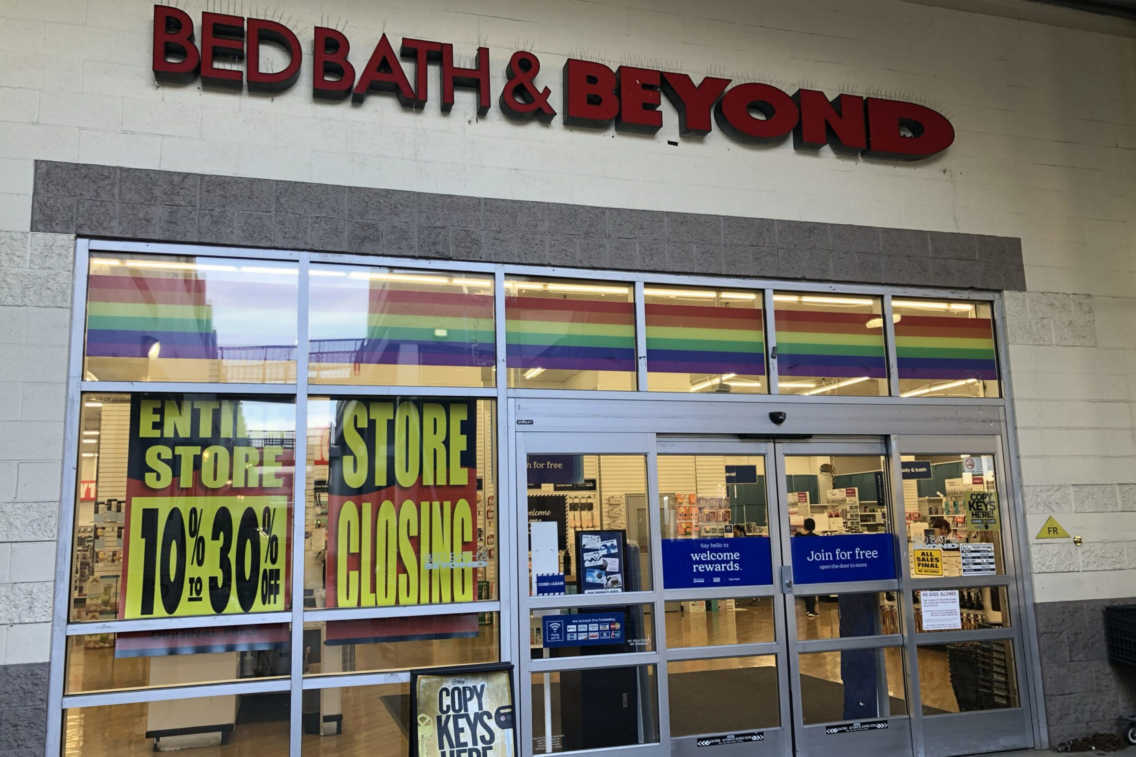 A Bed Bath & Beyond store has large signs announcing a 10-30% off entire store sale and that the store is closing.